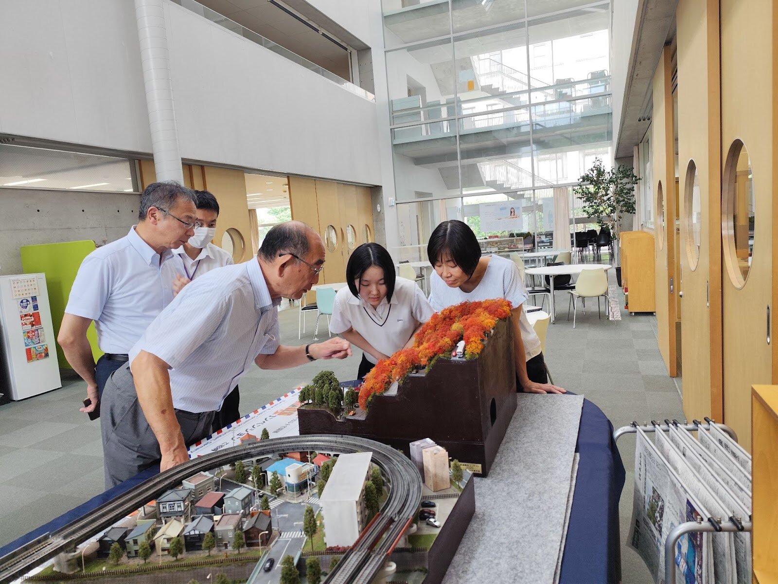学園理事長らが鉄道模型を見学～2025年度最優秀受賞作品の精密さに感激～
