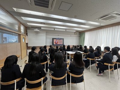 新しい電子黒板（MAXHUB）を使用して