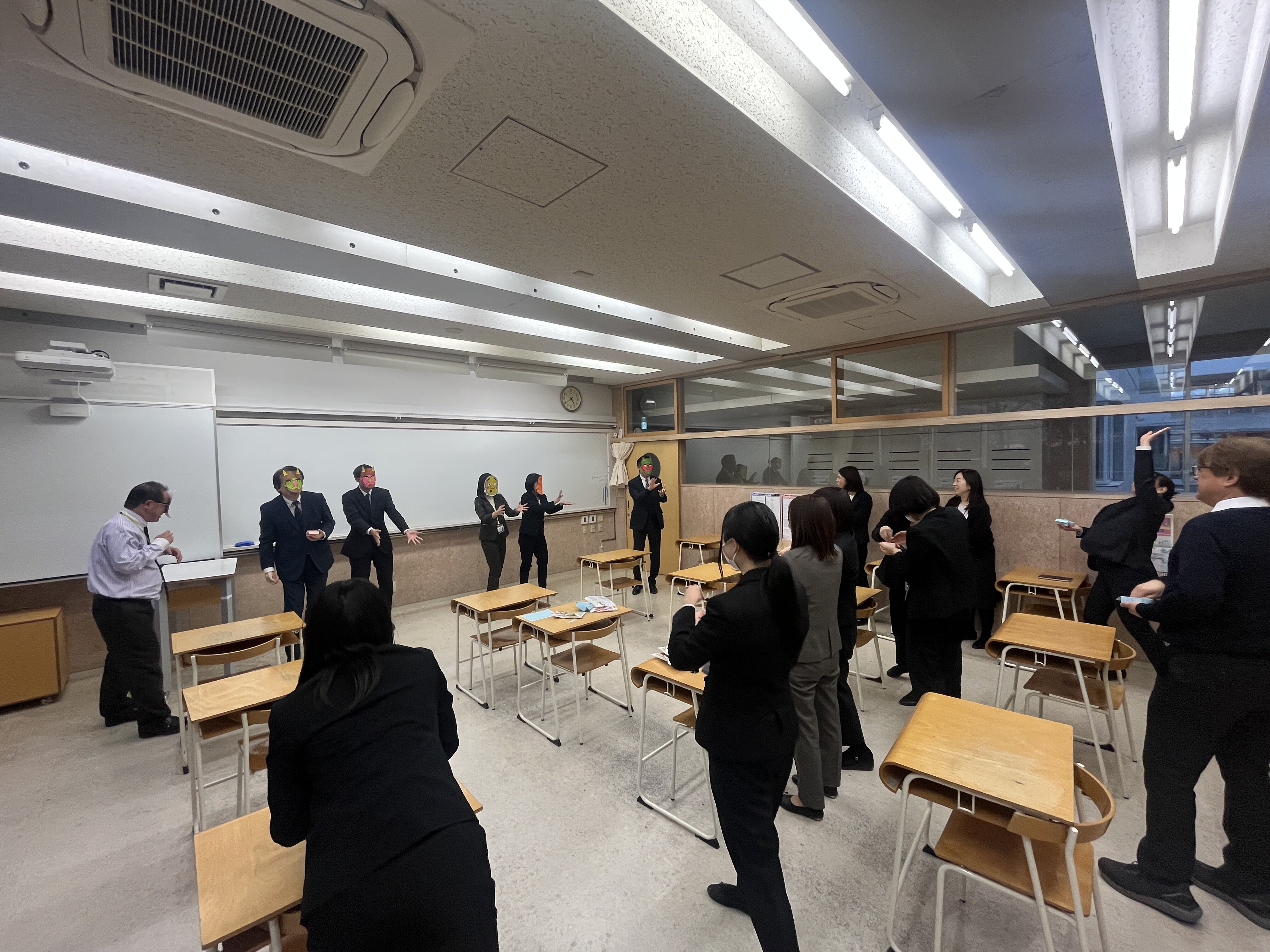 毎年恒例。教職員による豆まき