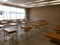 新年度に向けて机といすのセッティングをしました